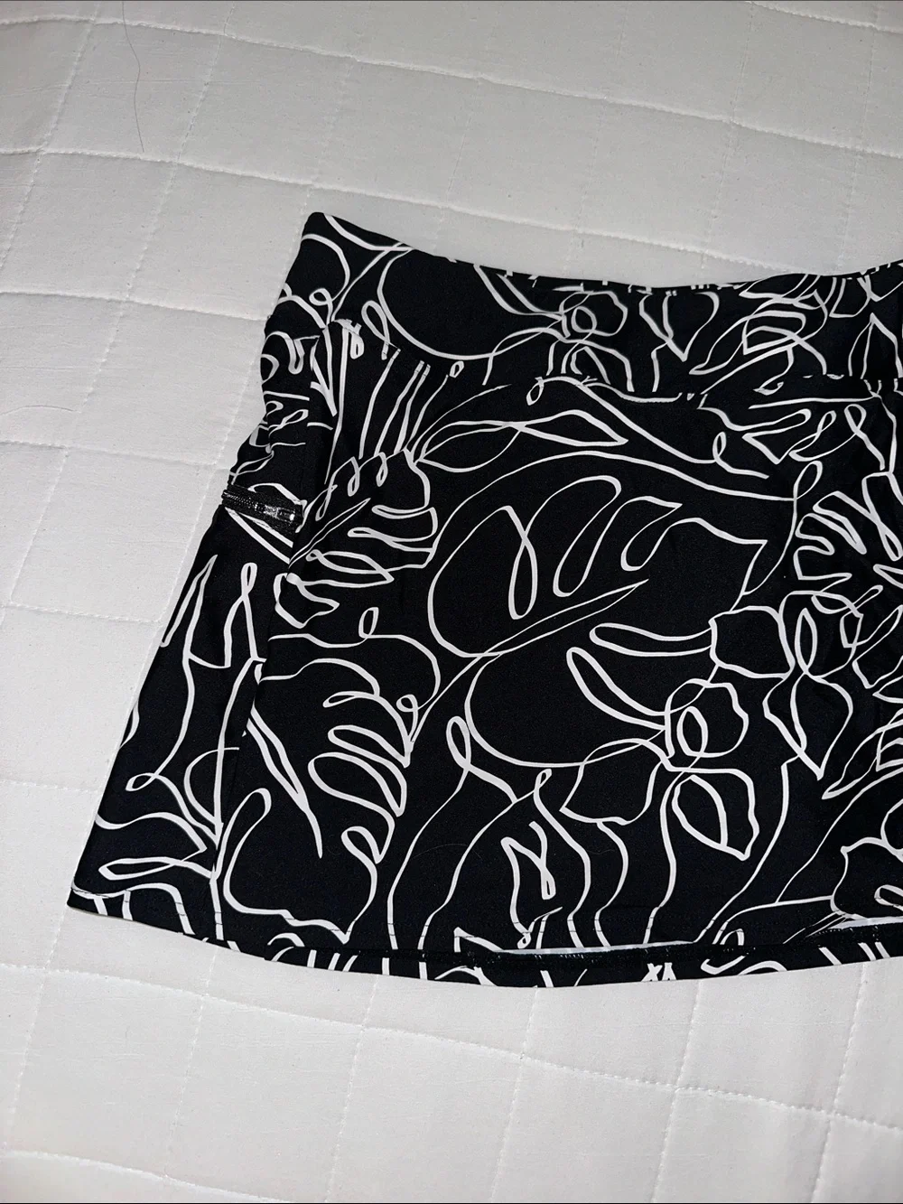 Women’s Black & White Leaf-Print Swim Coverup Skirt